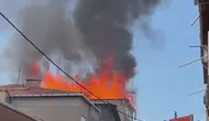 Pendik’te beş katlı binanın çatısı alevlere teslim oldu