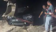 Cebeci sahilinde otomobil çadırların arasından geçip denize uçtu