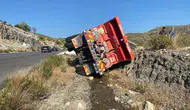 Antalya'da orman yangınına giden su ikmal aracı devrildi