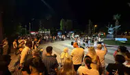 Kemer sokaklarında genç müzisyenlerden canlı performans