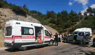 Dehşet anları: İki otomobil kafa kafaya çarpıştı, 10 kişi hastanelik oldu