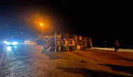 Manavgat yolunda beton mikseri devrildi