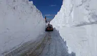 Hakkari’de Temmuz ayında yollar 7 metrelik kar tünellerine dönüştü