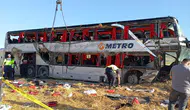 Amasya yolunda çift katlı otobüs devrildi