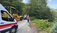 Rize’de yol çalışması yapan operatör 300 metrelik uçurumdan kurtuldu