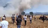 Orhaneli’nde tarlada başlayan yangını köylüler söndürdü