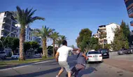 Antalya’da taksici ve yayanın kavgası araç kamerasında