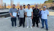 Bolu'da inşaat işçileri maaşlarını alamayınca vince tırmandı