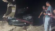Kandıra’da otomobil çadırların arasından geçip denize düştü