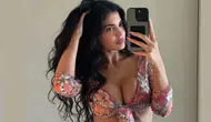 Kylie Jenner kendi tasarladığı bikinilerle objektif karşısına geçti