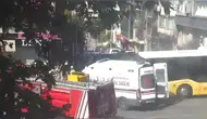 Fatih sokaklarında İETT otobüsü ve ambulans çarpıştı