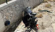 Çorum’da direksiyon hakimiyetini kaybeden sürücü dereye uçtu