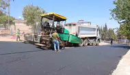 Kahramanmaraşlı işçiler 200 derece sıcakta yol yeniliyor