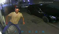 Eskişehir'de kaldırımda yürürken dükkan camını tekmeleyen saldırganı esnaf durdurdu