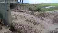 Kars’ta aşırı yağışlar köy yolunu trafiğe kapattı