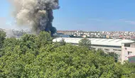 Arnavutköy’de sünger fabrikasındaki yangın yan binaya sıçradı