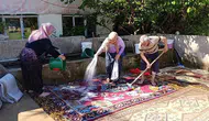 Yozgatlılar halıları dağ suyunda yıkamak için meydanda buluştu