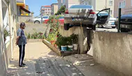Çorlu'da kendi kendine harekete geçen otomobil duvarda asılı kaldı