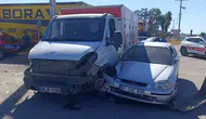 Antalya’da kamyonet ve otomobil çarpıştı 2 yaralı