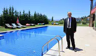 Çameli çocuklara yüzme öğretiyor