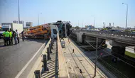 Antalya’da dev beton pompası üst geçide saplandı
