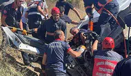 Sakarya yolunda şeftali yüklü kamyon otomobilin üzerine devrildi