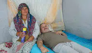 Aydınlı kadın felçli eşini sineklerden korumak için nöbet tutuyor