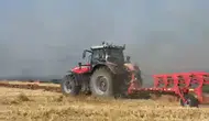Eskişehir’de tarlada çıkan yangını çiftçiler traktörleriyle durdurdu