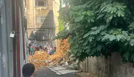 Beyoğlu’nda terk edilmiş bina park halindeki otomobilin üstüne çöktü