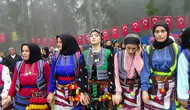 Trabzon Sinlice’de yağmura rağmen horon durmadı