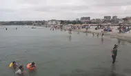 Silivri sahillerinde rüzgar ve dalgaya rağmen deniz keyfi