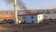 Hasankeyf köyünde cami çatısı alevlere teslim oldu
