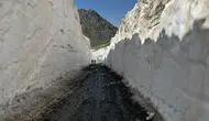 Temmuz ortasında kar mesaisi Yüksekova yolları tünellere dönüştü