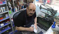 Sivaslı kunduracılar çırak bulamayınca gece mesaisine başladı