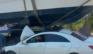 İzmir otoyolunda otomobil çekicideki teknenin altına girdi