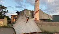 Iğdır’da şiddetli fırtına caminin çatısını yerinden söktü