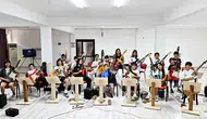 Muratpaşalı gençler yaz tatilini gitar telleriyle değerlendiriyor