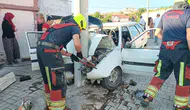 Burhaniye’de kontrolden çıkan otomobil elektrik direğine çarptı
