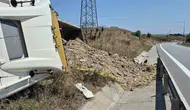 Sultangazi’de devrilen hafriyat kamyonu trafiği kilitledi