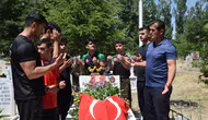 Şampiyonlardan şehit polisin mezarına madalyalı vefa ziyareti