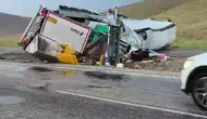 Gürün yolunda tır kazası Sürücü ağır yaralandı