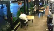 Yemek yerken lokantaya motosiklet daldı