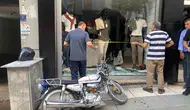 Elazığ’da motosiklet kazası mağazada bitti