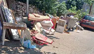 Bilecik'te sokak ortasına bırakılan eski eşyalar muhtarı isyan ettirdi