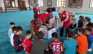 Vezirköprü'de Kızılay'dan çocuklara moral ziyareti