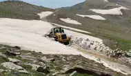 Bitlis dağlarında yaz ortası kar temizliği