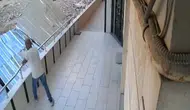 Avcılar'da demir korkulukları söküp götüren hırsızlar kameraya yakalandı