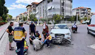 Kula'da kavşak kazası 2 kişi hastaneye kaldırıldı