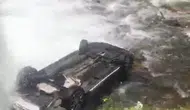 Uzungöl’de turistlerin bulunduğu araç şelaleye düştü