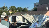 Arnavutköy'de otomobil yoldan çıkıp evin içine daldı